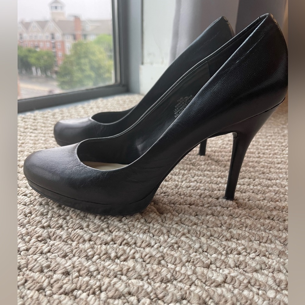 Nine West Black Round Toe Leather Pumps